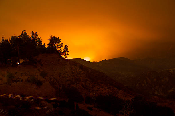 пожары дороге через и видом на холмы - moody sky dark saturated color extreme terrain стоковые фото и изображения
