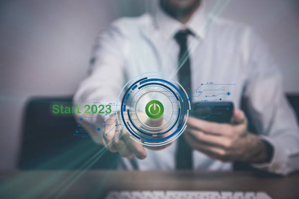 Beschreibung hombre de negocios inteligente apuntando tablero digital en 2022 sobre fondo azul holograma. inteligencia artificial (ia), soporte de aprendizaje automático para mejorar el crecimiento del negocio. concepto de tendencia tecnológica futurista