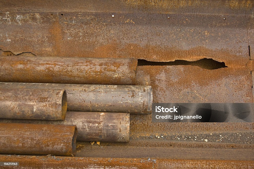Vecchio arrugginita tubi in acciaio - Foto stock royalty-free di Acciaio