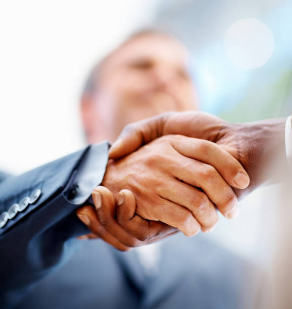 affari mani di un accordo di fissazione - handshake human hand business relationship business foto e immagini stock