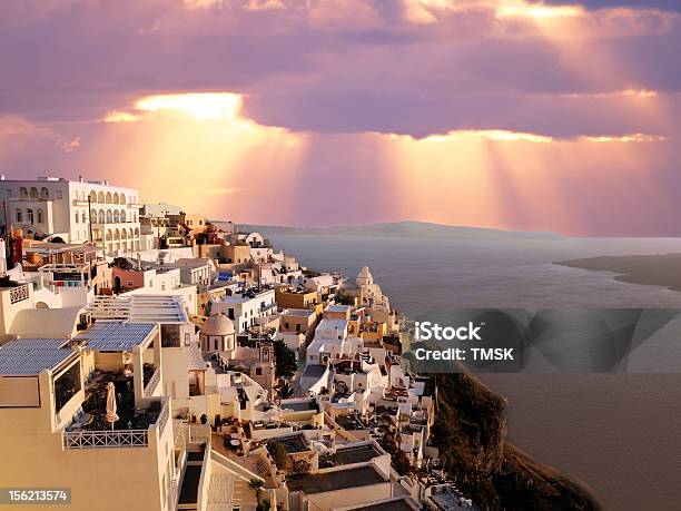 Hermoso Santorini Y El Mar Egeo Foto de stock y más banco de imágenes de Aldea - Aldea, Amanecer, Amarillo - Color