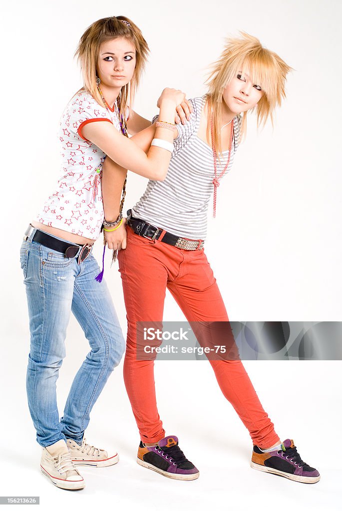 Две модные девушки - Стоковые фото Причёска роялти-фри
