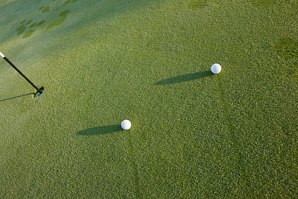 dewy deux ballons - golf nobody flag dew photos et images de collection