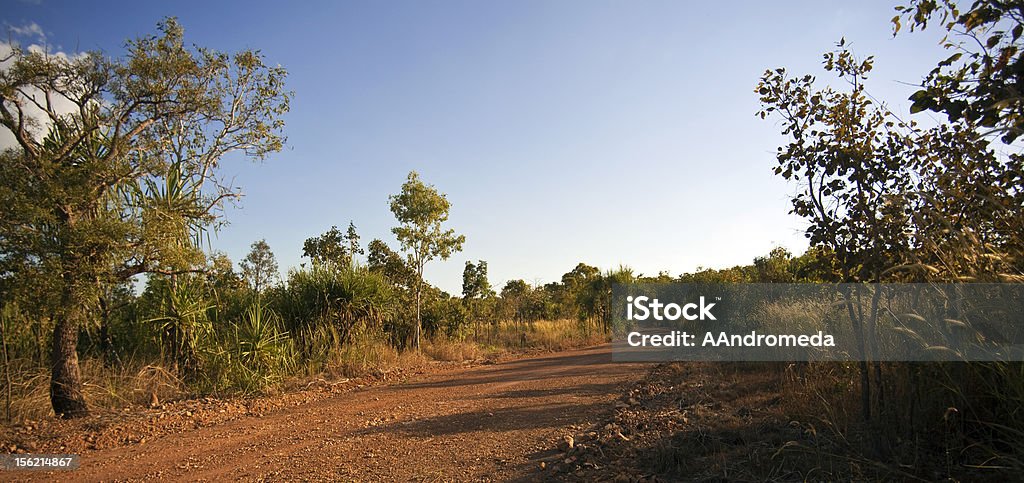 Rojo carretera de tierra, arbusto Tropical, el norte de Australia, de Darwin - Foto de stock de Australia libre de derechos