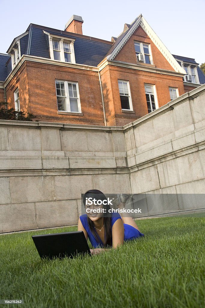 Estudiando en el césped - Foto de stock de 20-24 años libre de derechos