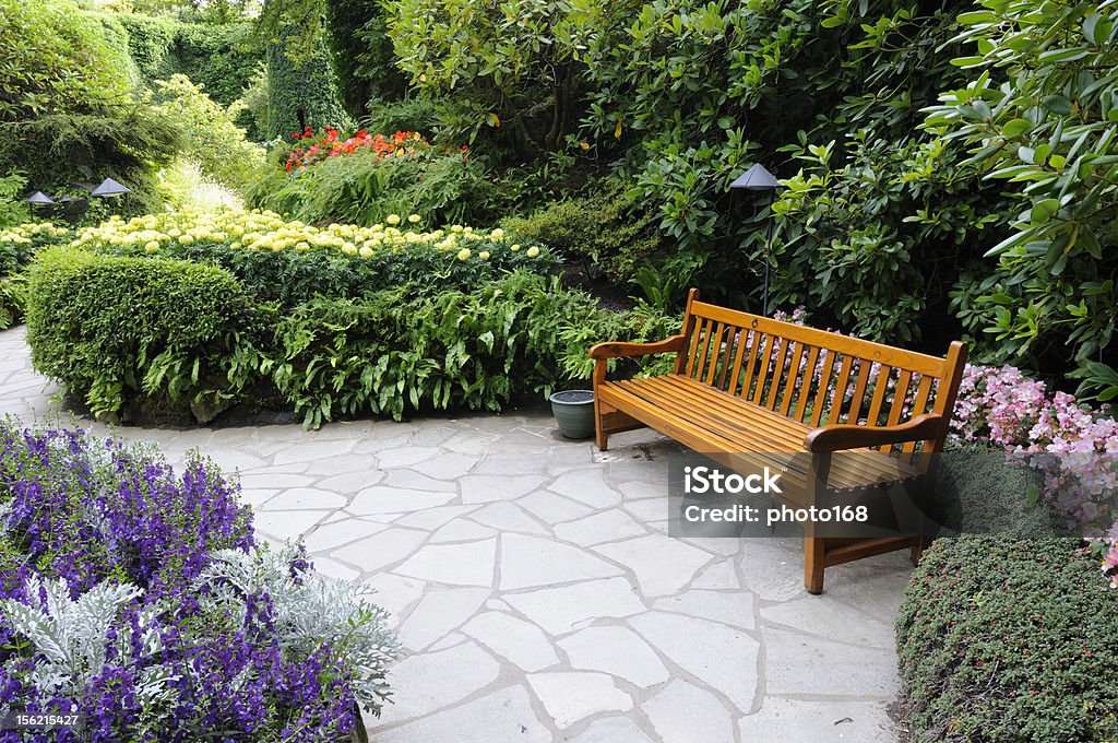 Banc en bois - Photo de Allée de jardin libre de droits