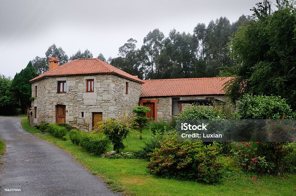 Typowe wiejski Dom Galicji - Zbiór zdjęć royalty-free (Deszcz)
