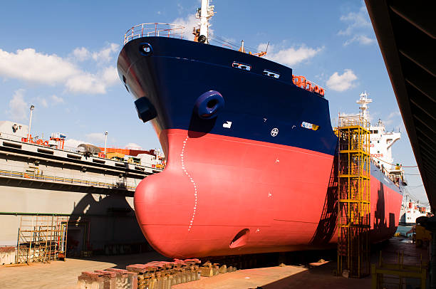 cisterna en shipyard - supertanker fotografías e imágenes de stock