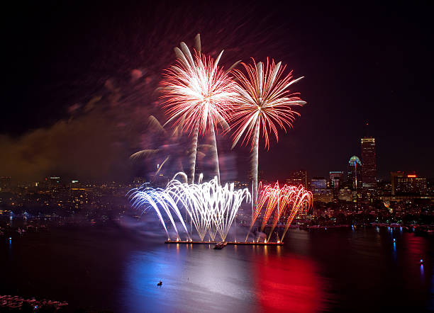 les feux d'artifice du 4 juillet à boston - boston skyline charles river blue photos et images de collection