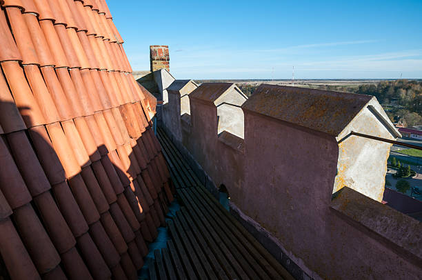 sobre torre de igreja de st. george em pravdinsk (anteriormente friedland). - kaliningrad prawdinsk pravdinsk friedland - fotografias e filmes do acervo