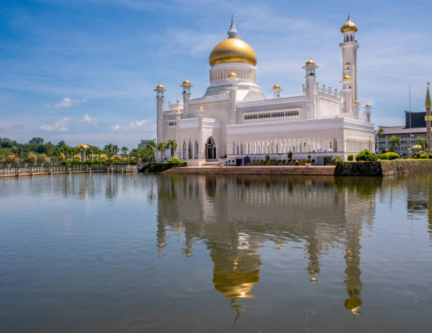 istock Landmark Muslim mosque in Brunei Darussalam 1562431379