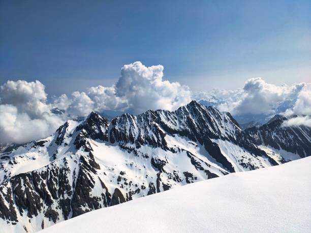 vue fantastique sur la montagne sustenhorn. ski hors-piste et ski de randonnée sur le glacier. alpes suisses. ski alpinisme skimo. photo de haute qualité - crevasse glacier snow european alps photos et images de collection