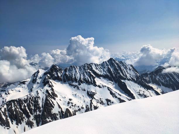 サステンホーン山の素晴らしい景色。氷河でのバックカントリースキーとスキーツーリング。スイスアルプス。スキー登山スキーモー。高品質の写真 - crevasse glacier european alps mountain ストックフォトと画像