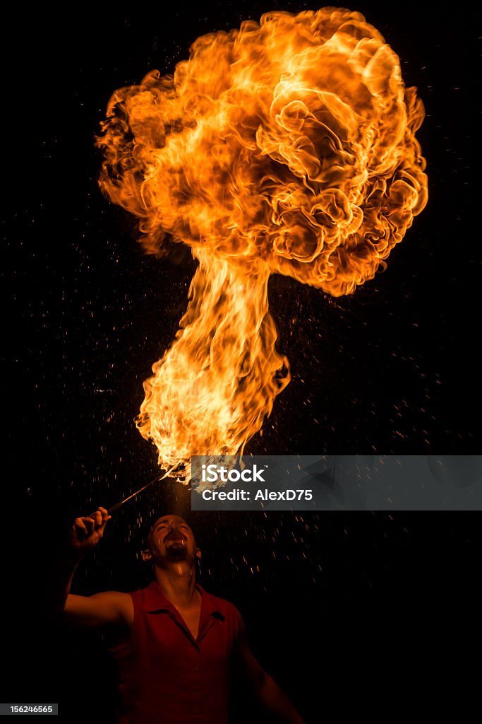 Artista di strada fuoco sfiato mandare sulla torcia - Foto stock royalty-free di Adulto