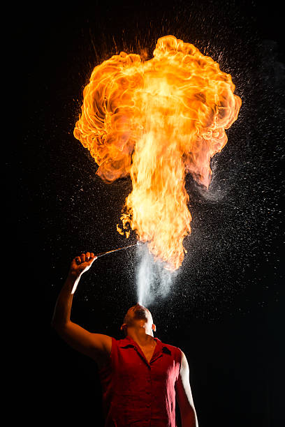 street 퍼포머 화재 브리더 불기 on torch - fire eater fire performance circus performer 뉴스 사진 이미지