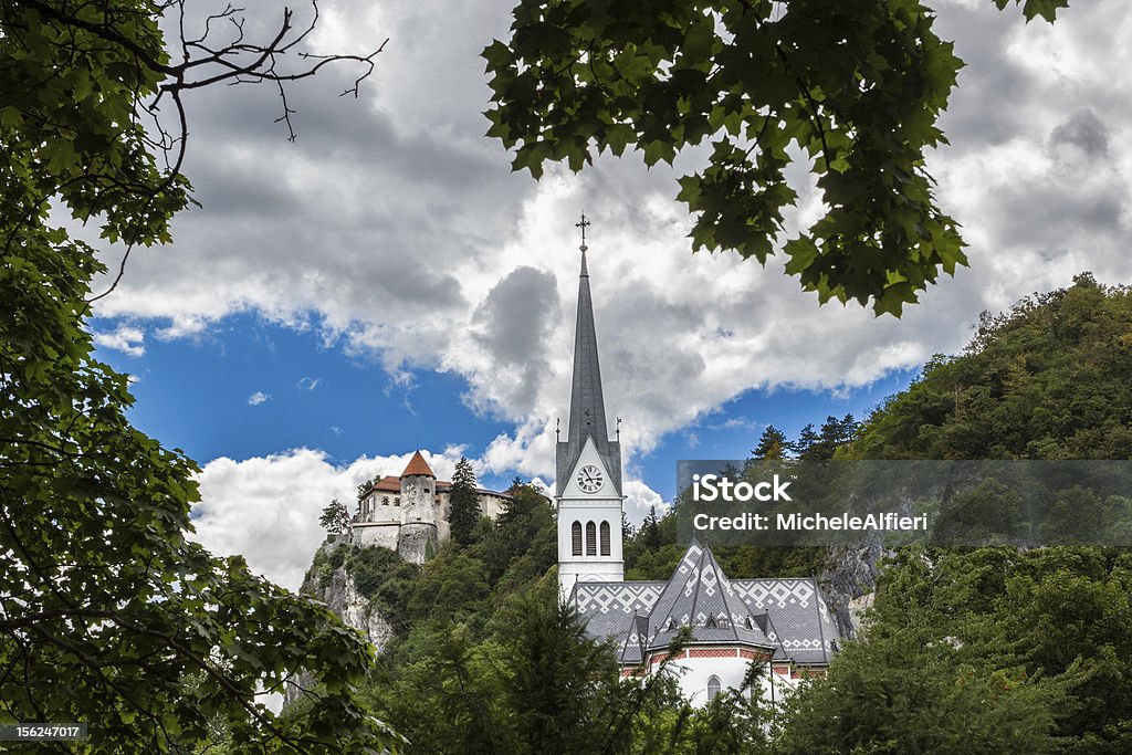 Chiesa di Saint Martin e castello di Bled, Slovenia. - Foto stock royalty-free di Albero