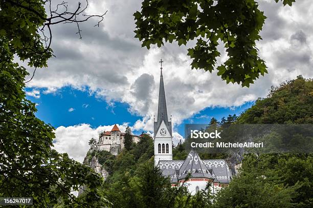 Chiesa Di Saint Martin E Castello Di Bled Slovenia - Fotografie stock e altre immagini di Albero