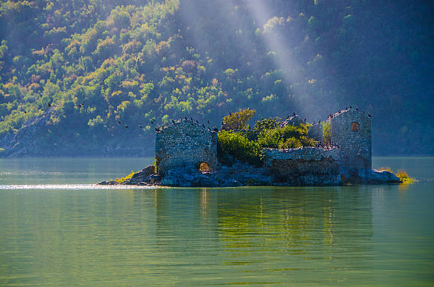 grmozur forteresse, lac skadar, monténégro, europe - island prison photos et images de collection