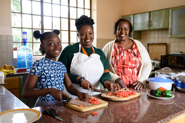 domowy portret trzech pokoleń gotujących razem - africa african descent cooking african culture zdjęcia i obrazy z banku zdjęć