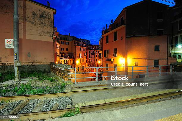 Foto de Estação De Trem Vernazza e mais fotos de stock de Aldeia - Aldeia, Beleza, Cidade pequena