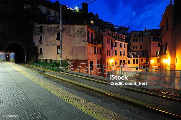 Dworzec Kolejowy W Vernazza Village - zdjęcia stockowe i więcej obrazów Liguria - Liguria, Stacja kolejowa, Bez ludzi