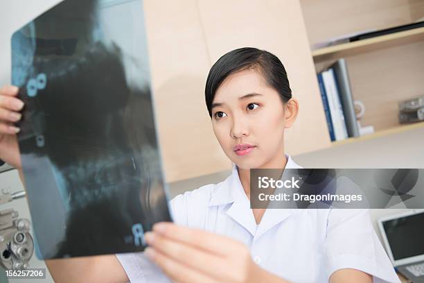 Foto de Leitura De Raios X e mais fotos de stock de Adulto - Adulto, Asiático e indiano, Beleza