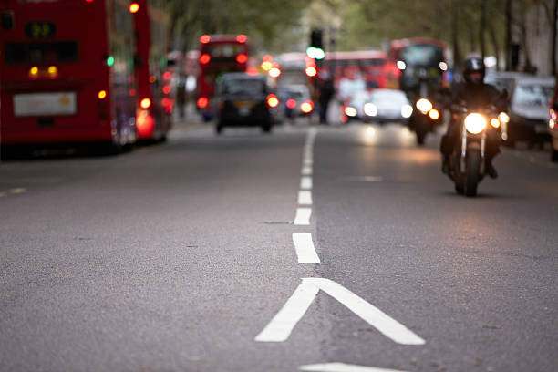 hora pico - london england urban scene city life bus fotografías e imágenes de stock