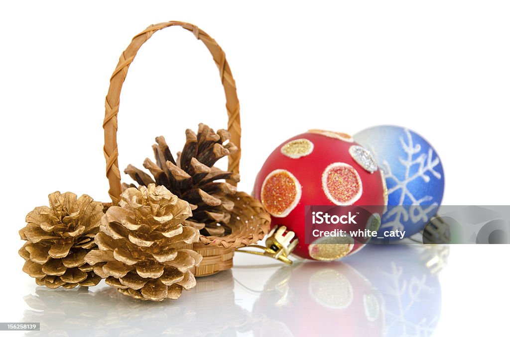 Bolas de natal em uma Cesta e cones - Royalty-free Abeto Foto de stock