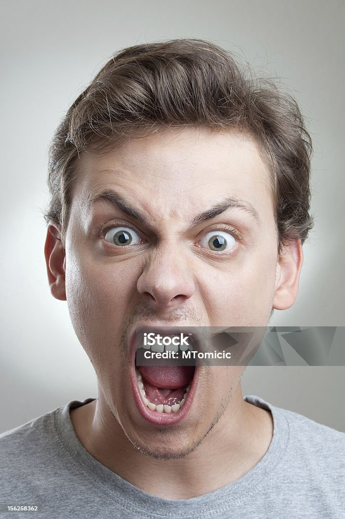 Retrato de um homem jovem furioso gritando em câmera - Foto de stock de Agressão royalty-free