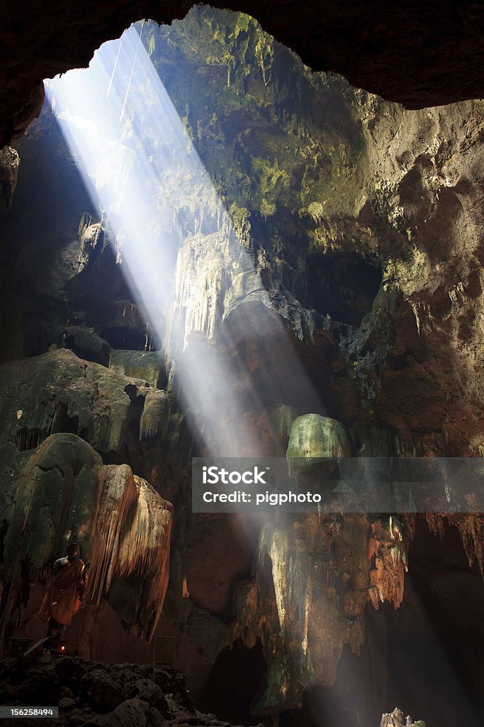 Raggio di sole nella grotta - Foto stock royalty-free di Ambientazione esterna