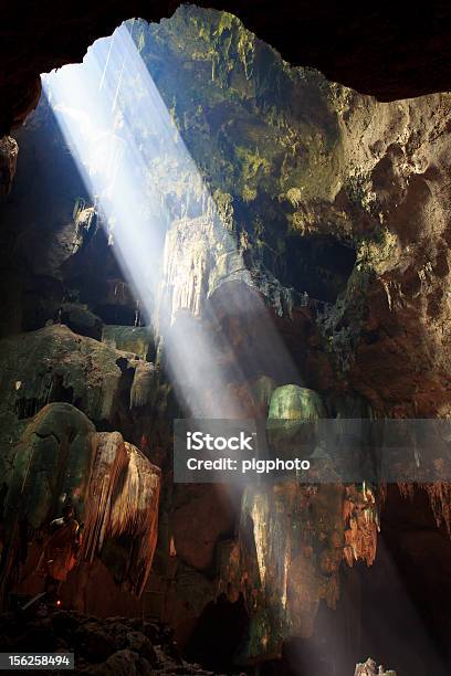 Raio De Sol Na Cave - Fotografias de stock e mais imagens de Ao Ar Livre - Ao Ar Livre, Beleza natural, Escuro