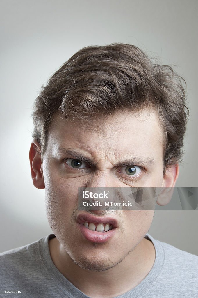 portrait d'un jeune homme hurlant, regardant la caméra - Photo de Adolescent libre de droits