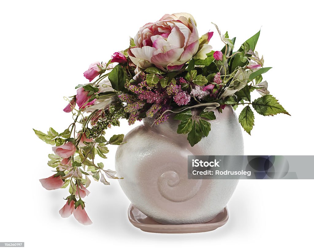 Arranjo de flores coloridas em um vaso de cerâmica cor-de-rosa, isolado em - Foto de stock de Beleza royalty-free