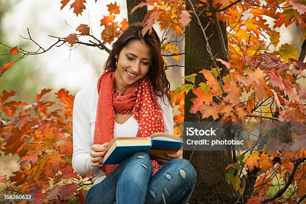 Chica Joven Leyendo Libro En El Parque Otoño Foto de stock y más banco de imágenes de Adolescente - Adolescente, Adulto, Adulto joven
