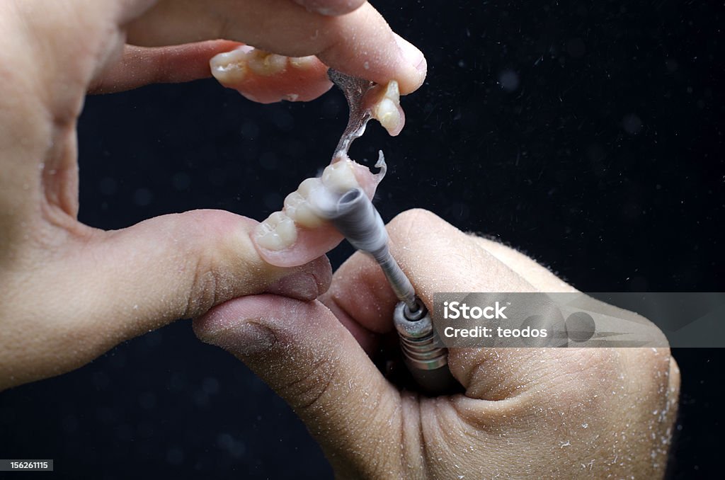 Зубной техник на работе - Стоковые фото Акриловая живопись роялти-фри