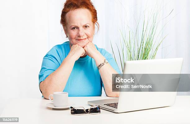 Photo libre de droit de Confiant Femme Senior Avec Ordinateur Portable banque d'images et plus d'images libres de droit de 60-64 ans - 60-64 ans, Adulte, Adulte d'âge mûr