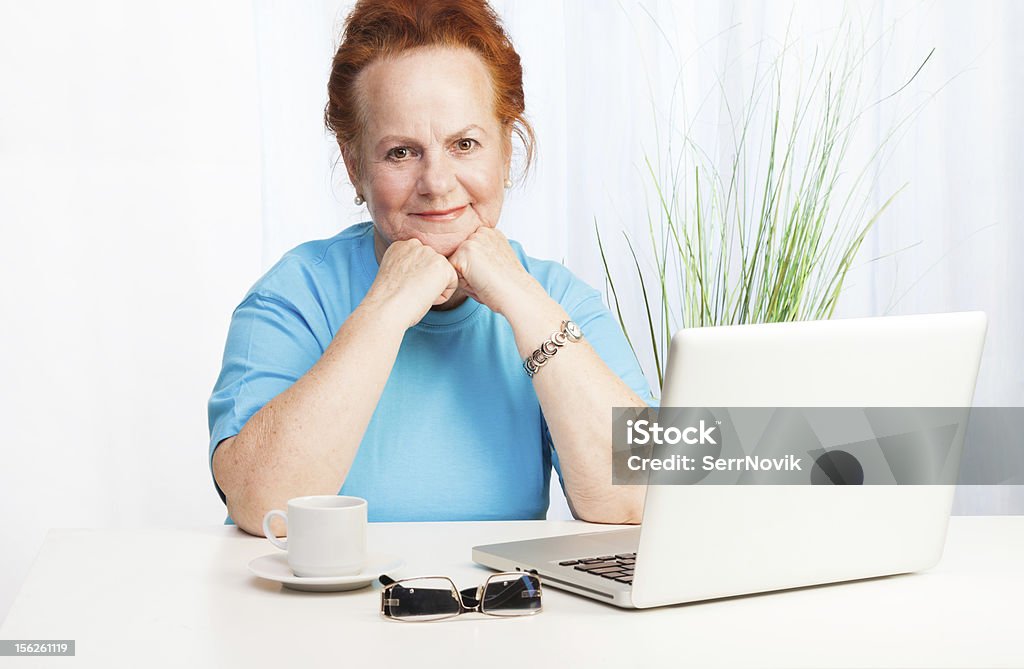 Confiante sênior mulher com laptop - Foto de stock de 60 Anos royalty-free