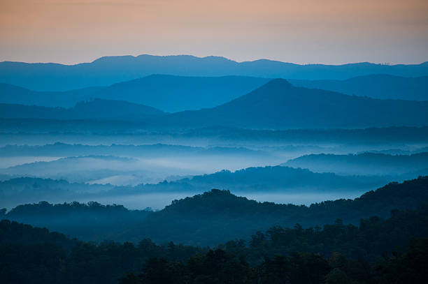 azul por la mañana - mountain mountain range north carolina blue fotografías e imágenes de stock