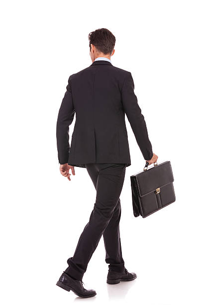 vista posterior de un hombre de negocios caminando con un maletín - men briefcase business bag fotografías e imágenes de stock