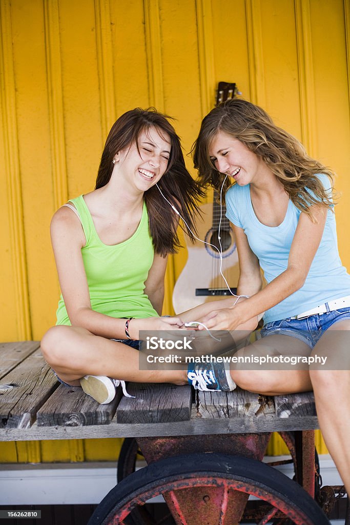 Bonitos Meninas Adolescentes feliz ouvir música - Royalty-free Criança Foto de stock