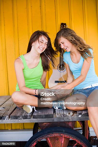 Bonitos Meninas Adolescentes Feliz Ouvir Música - Fotografias de stock e mais imagens de Criança - Criança, Música, Adolescente