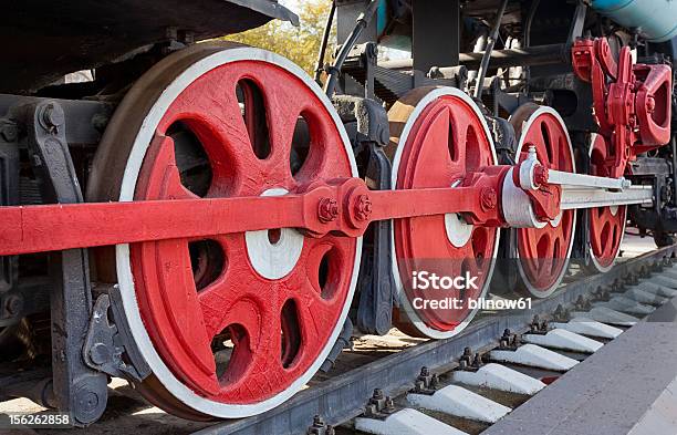 Foto de Antiga Locomotiva A Vapor Rodas e mais fotos de stock de Antigo - Antigo, Cor Preta, Estilo retrô