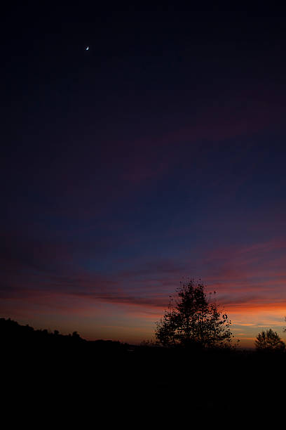 Tarde atardecer de invierno con forma de luna creciente de Santaluz 001 - foto de stock