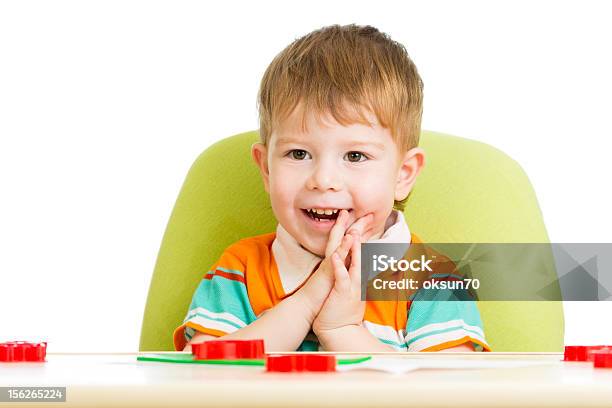 Happy Kid Sentado En La Mesa Tocando Con Colorido De Arcilla Foto de stock y más banco de imágenes de Alegre