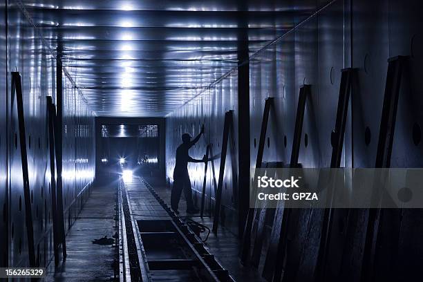 Operaio Di Fabbrica Nella Zona Meno Illuminata Tunnel - Fotografie stock e altre immagini di Spazio circoscritto