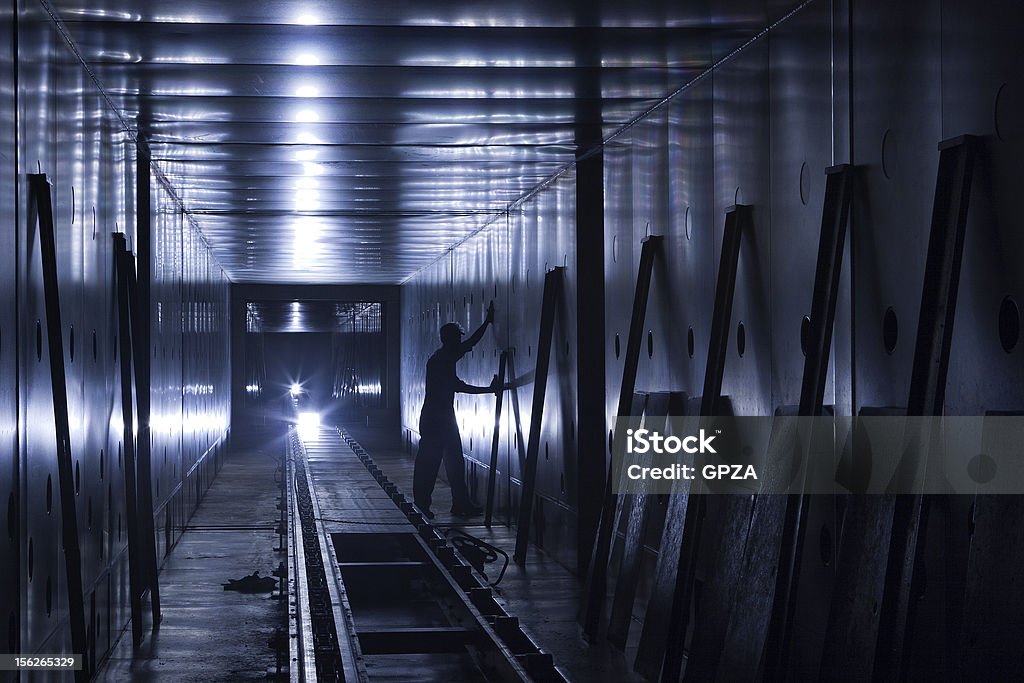 공장 인부 in 흐리게 켜집니다 터널 - 로열티 프리 한정된 공간 스톡 사진