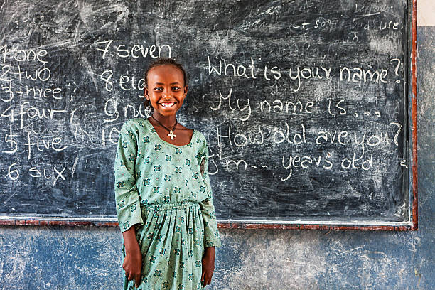 niña africana es el aprendizaje de inglés - education blackboard africa youth culture fotografías e imágenes de stock