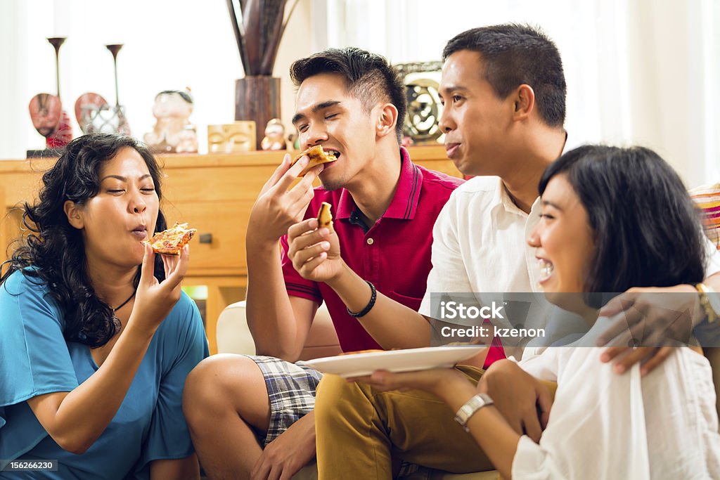 Asiatische Menschen Essen pizza-party - Lizenzfrei Asiatischer und Indischer Abstammung Stock-Foto