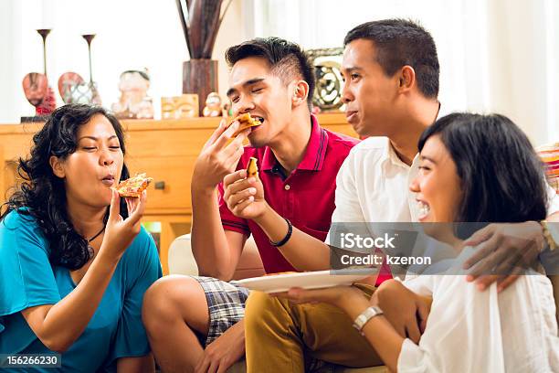 Asiatische Menschen Essen Pizzaparty Stockfoto und mehr Bilder von Asiatischer und Indischer Abstammung - Asiatischer und Indischer Abstammung, Asien, Das Leben zu Hause