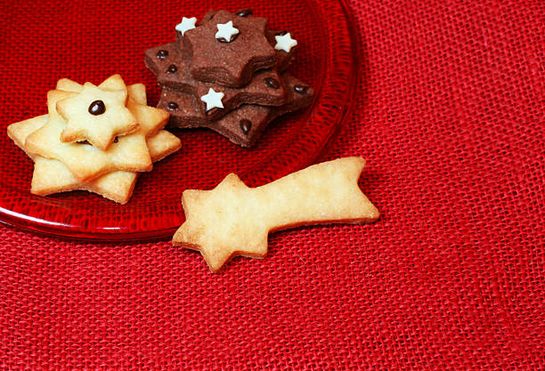 cookies em forma de estrela de natal em uma placa de - fotografia de stock